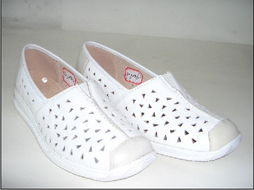 溫州富龍鞋業(yè) 匠心獨(dú)運(yùn)，步履不?！瑯I(yè)展覽引領(lǐng)行業(yè)新風(fēng)尚